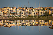 Blick auf den Hafen am rechten Ufer des Gruissan, Marina, Gruissan, Aude, Frankreich