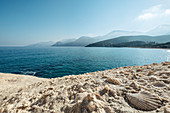 Versteinerte Muscheln an der Westküste von Cap Corse, Plage de campo magiore, Saint-Florent, Korsika, Frankreich