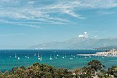 Hafen von Saint Florent, dahinter Cap Corse, Korsika, Frankreich