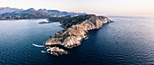 Motorboot unter dem Leuchtturm der Halbinsel La Revellata, Calvi, Korsika, Frankreich