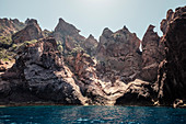 Das faszinierende, zerklüftete Vulkangestein im Naturreservat Scandola, Galeria, Korsika, Frankreich