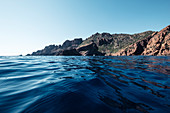Blick aus der Bucht von Girolata zum Naturreservat Scandola, Galeria, Calvi, Korsika, Frankreich.