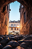Kopfsteinpflaster in übermauerter Gasse, Corte "die heimliche Hauptstadt Korsikas", Korsika, Frankreich