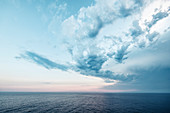 Wolken über dem Meer zwischen Korsika, Frankreich, und Livorno, Italien