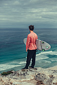 Surfer an der Bucht von Contos bei Margaret River, Westaustralien, Australien, Ozeanien