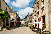 Romantische Gasse im mittelalterlichen Ort Rochefort en Terre, Departement Morbihan, Bretagne, Frankreich, Europa