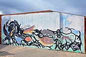 Narsaq, Wandmalerei auf der Rückseite des örtlichen Fischladens mit Mutter des Meeres und Tiermotiven, Südgrönland, Grönland