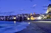 Abends am Strand von Cefalu mit seinen alten Uferhäusern, Nordküste, Sizilien, Italien