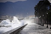Sturm, Wellen an der Uferpromenade, Milazzo, Nordküste, Sizilien, Italien