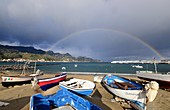 Boote und Regenbogen am Strand von Giardini unter Taormina, Ostküste, Sizilien, Italien
