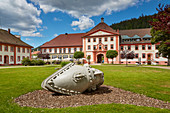 Skulptur des Hl. Blasius auf Wiese vor dem Rathaus, St. Blasien, Frühling, Südlicher Schwarzwald,  Baden-Württemberg, Deutschland