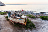 Altes Fischerboot an Küste von Mochlos in der Abenddämmerung, Osten Kreta, Griechenland