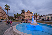 Lokaler typisch modernistischer Stil entlang der Uferpromenade, der Passeggiata, Brunnen mit der Skulptur mit 'Kind auf Sand' vom Bildhauer Mario Carlesi, Lucca, Toskana, Italien