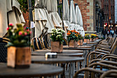 Tische mit Blumen in der Innenstadt, Hamburg, Deutschland