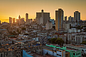 Sonnenaufgang über den Dächern der Stadt, Havanna, Kuba