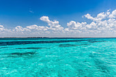Türkisblaues Meer mit Blick auf den Strand, Playa Santa Lucia, Kuba