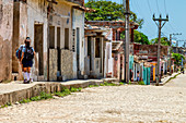Zwei Mädchen kommen von der Schule, Trinidad, Kuba