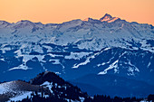 Hohe Tauern mit Großglockner im ersten Licht, vom Lacherspitz, Mangfallgebirge, Bayerische Alpen, Oberbayern, Bayern, Deutschland