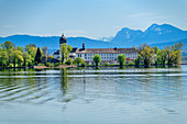 Blick auf Chiemsee und Fraueninsel mit Kloster und Campanile, Hochstaufen im Hintergrund, Chiemsee, Chiemseeradweg, Chiemgau, Oberbayern, Bayern, Deutschland