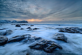 Felsen in der Brandung von Vikten bei Sonnenuntergang, Vikten, Lofoten, Nordland, Norwegen