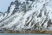 Geschwungene Brücke führt über Meeresarm, Lofoten, Nordland, Norwegen