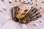Blick vom Dach ins Innere der Casa Mila in Barcelona, Spanien
