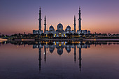 Gesamtansicht der beleuchteten Scheich-Zayid-Moschee in Abu Dhabi, VAE