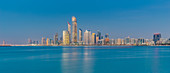 Abendlicher Blick auf die beleuchtete Skyline von Abu Dhabi, VAE