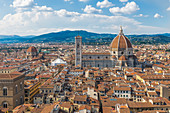 Blick auf das Wahrzeichen der Stadt, den Duomo di Firenze in Florenz, Italien