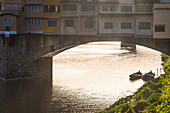 Sonneuntergang mit Blick auf die Ponte Vecchio in Florenz, Italien