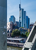Blick vom Eisernen Steg auf das Bankenviertel in Frankfurt am Main, Deutschland