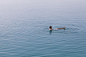 Schwimmen im Toten Meer, Jordanien