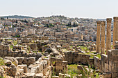 Blick von den römischen Ruinen auf die Stadt in Jerash, Jordanien