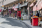 Verschiedene kleine Händler in den Straßen von Madaba, Jordanien