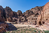 Blick von oben auf die alte Nabatäerstadt Petra, Jordanien