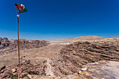 Die jordanische Flagge am höchsten Punkt des Hohen Opferplatzes in Petra, Jordanien