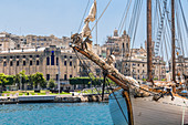 Ein Segelboot am Hafen von Senglea, Malta