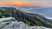 Sonnenaufgang am Gipfel der Frauenalpe in Murau, Österreich