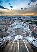 Aussicht über den Vatikan von der Plattform des Petersdoms in Rom, Italien