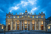 Frontansicht des beleuchteten Petersdoms in Rom, Italien