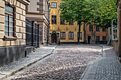 Tourist geht durch die Gassen von Gamla Stan in Stockholm, Schweden