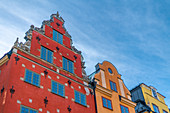 Die Häuserfassaden am Stortorget in Stockholm, Schweden