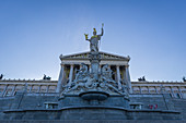 Der Pallas-Athene-Brunnen vor dem Parlamentsgebäude in Wien, Österreich