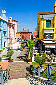 Bunte Häuserfassaden in Caorle, Venetien, Italien