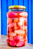 Rote Zwiebeln eingelegt in einem Glas, Kalabrien, Italien
