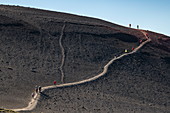 Besucher folgen dem Weg durch karge Lavafelder an den Hängen des majestätischen Vulkans Osorno am Llanquihue-See, nahe Puerto Montt, Los Lagos, Patagonien, Chile, Südamerika