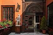 Inneneingang zur Casa Aliaga aus dem 16. Jahrhundert, die so alt ist wie die Stadt selbst, Lima, Lima, Peru, Südamerika