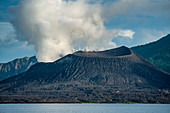Rauch, Dampf und Gase steigen aus dem Kegel eines aktiven Vulkans in Rabaul, Provinz East New Britain, Papua-Neuguinea, Südpazifik
