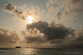 Landschaft mit Ozean, Inseln, Sonne und Wolken, San Blas Inseln, Panama, Karibik