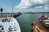 Ein Expeditionsschiff verlässt eine der Schleusen des Panamakanals, nahe Colon, Panama, Mittelamerika